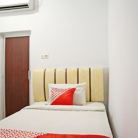 Oyo 1673 M Authentic Kost Man Hotel Padang  Exterior photo