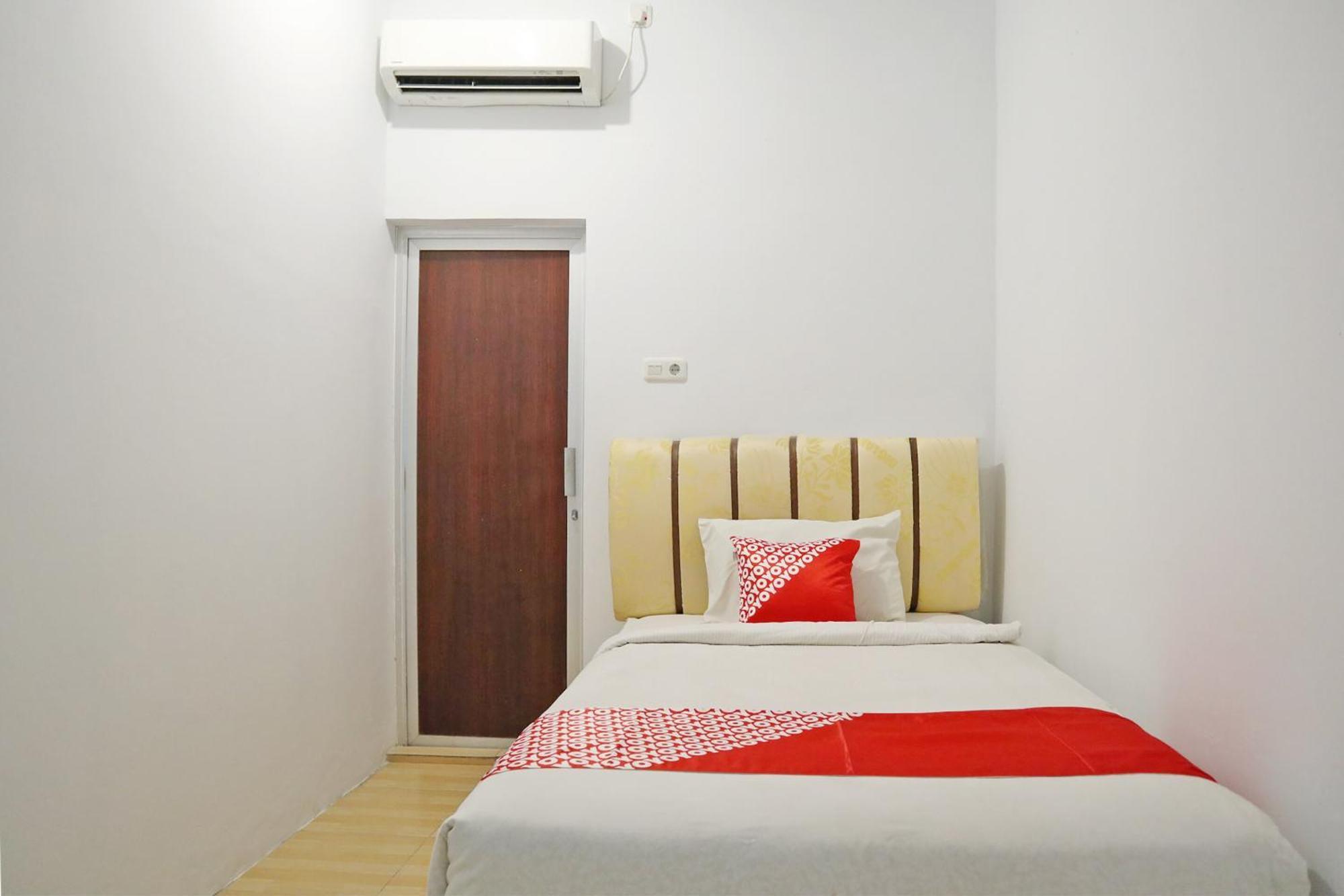 Oyo 1673 M Authentic Kost Man Hotel Padang  Exterior photo