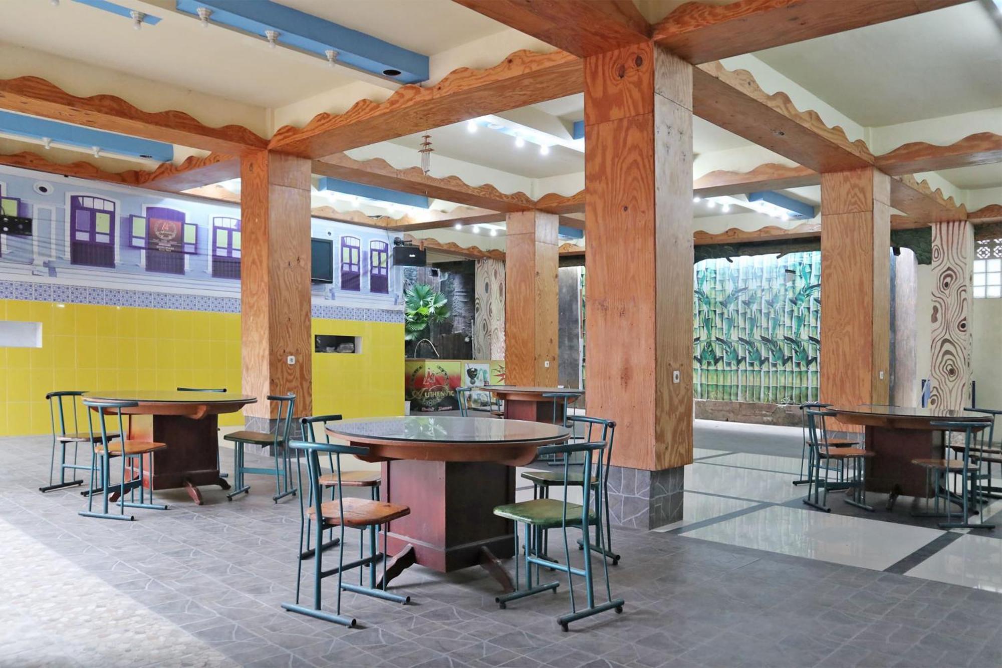 Oyo 1673 M Authentic Kost Man Hotel Padang  Exterior photo